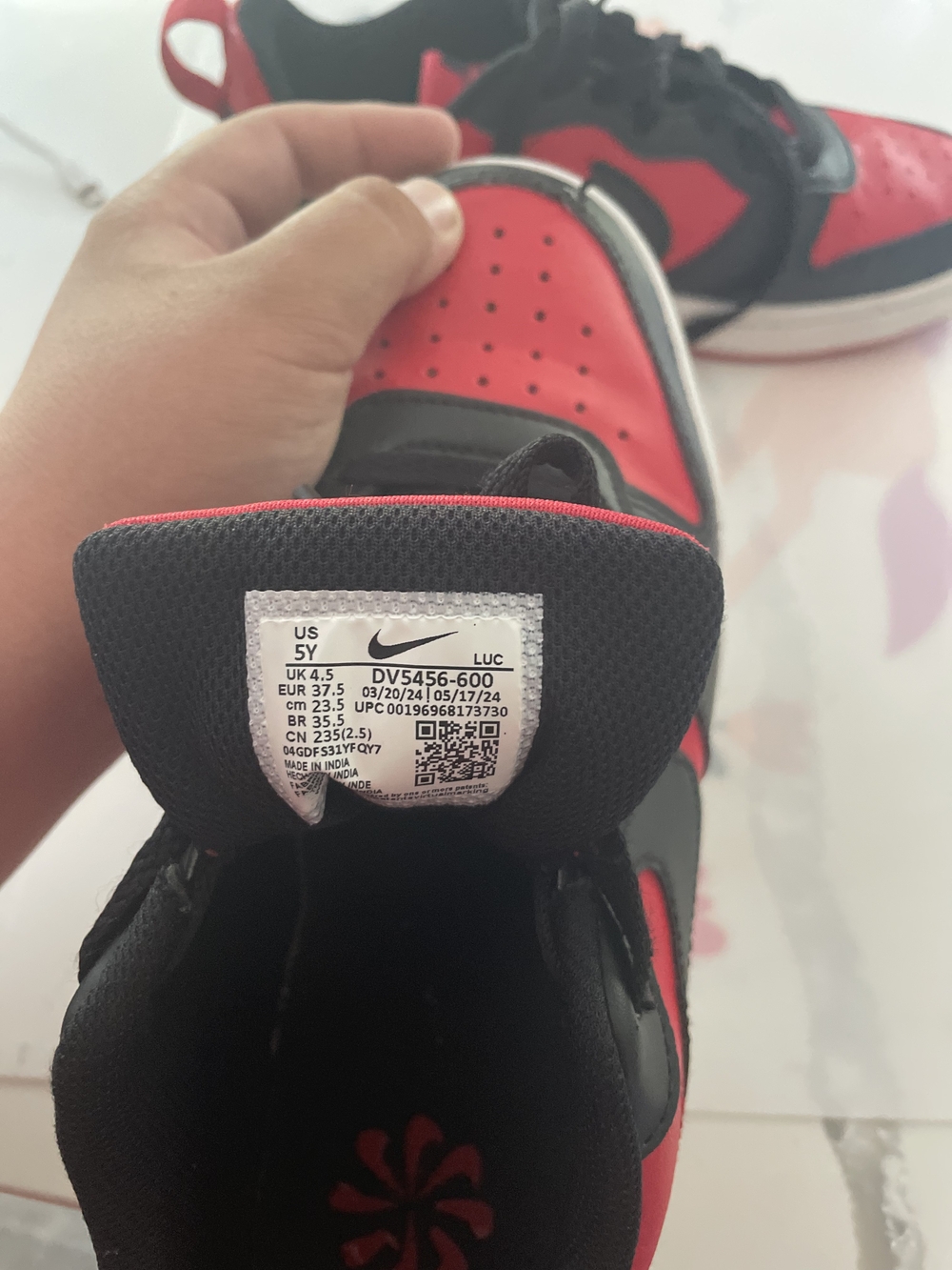 Nike Kids' Low-Top Sneakers in Red and Black - Picture 4 of 4